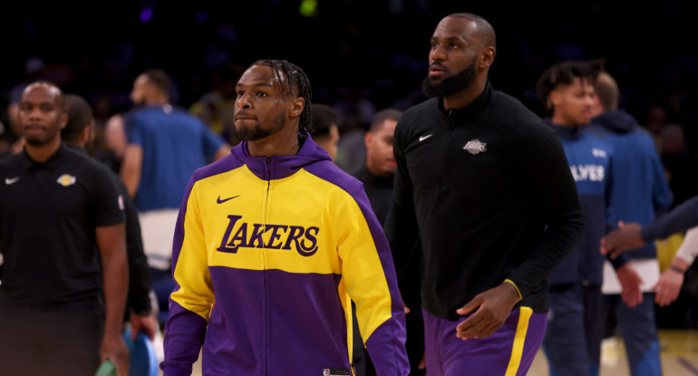 LeBron James y su hijo Bronny en Los Ángeles Lakers. Foto: REUTERS.