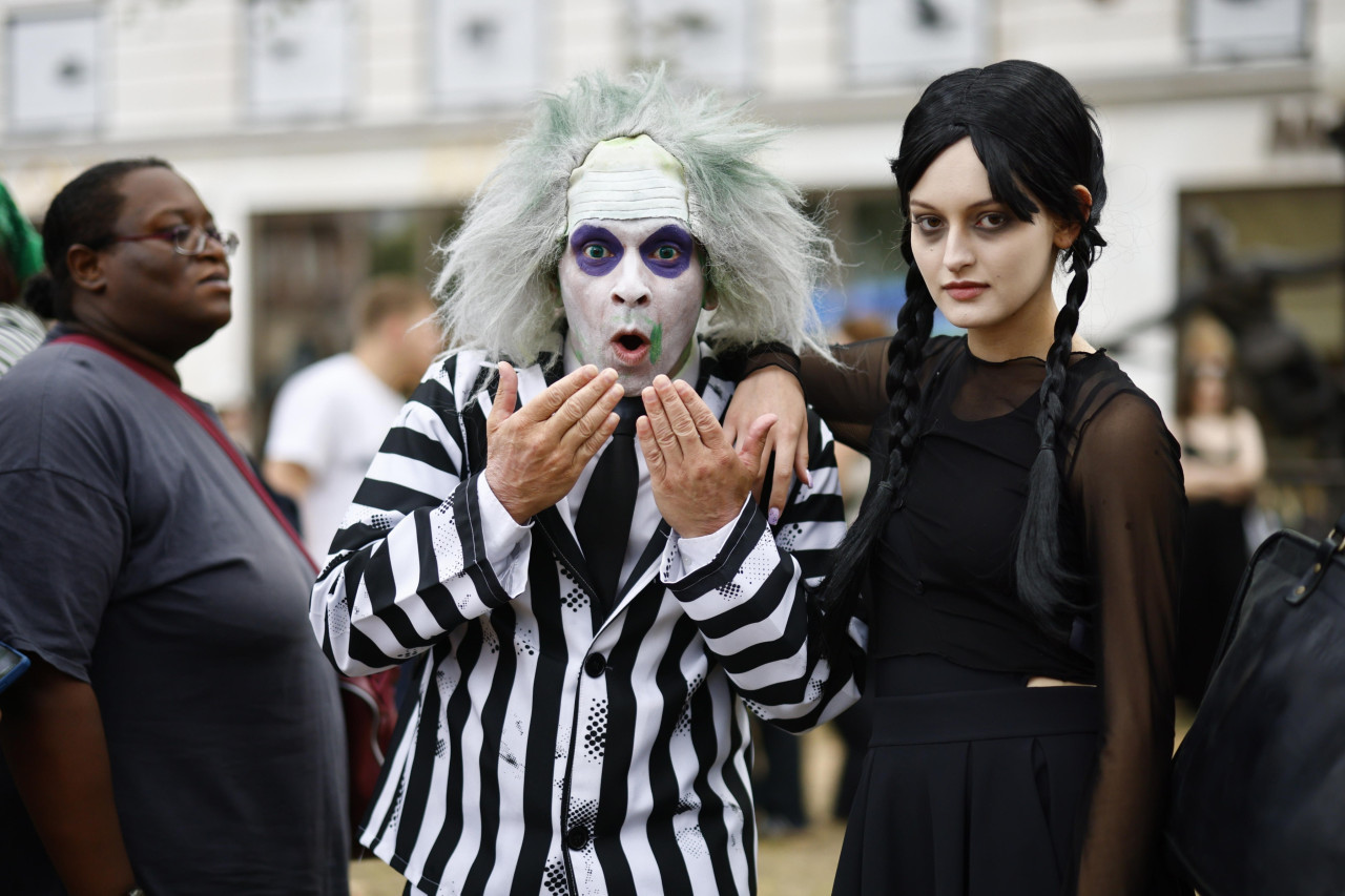 Disfraz de Beetlejuice y de Merlina. Fuente: Pinterest.