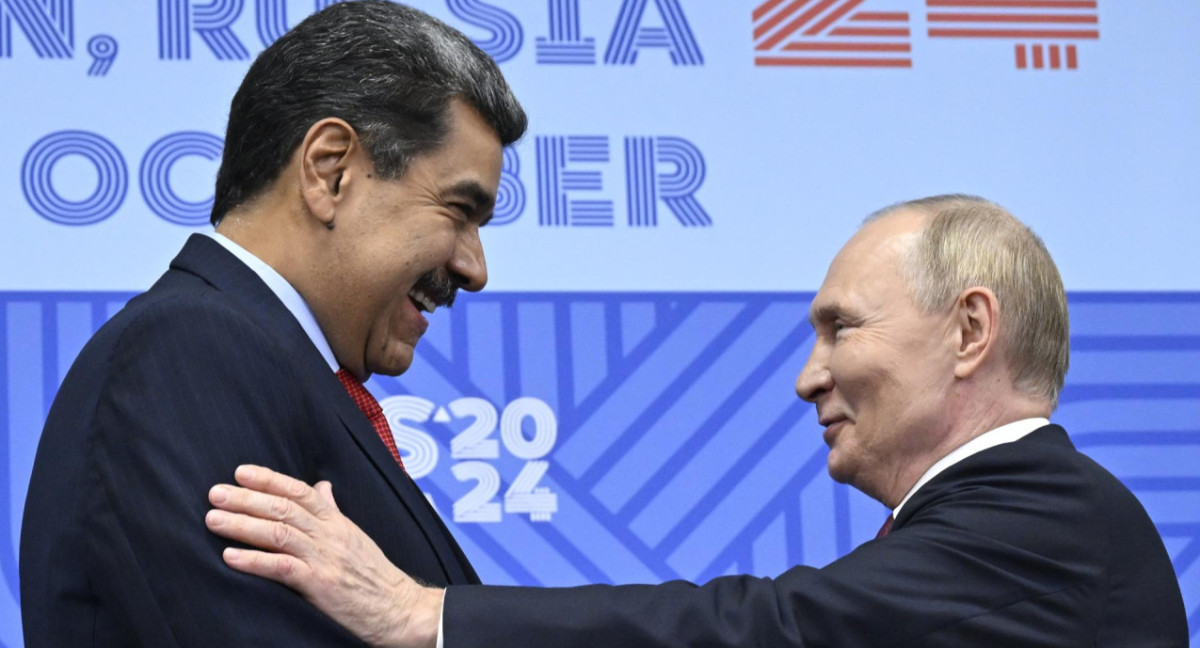 El presidente ruso, Vladimir Putin (d), recibe al presidente de Venezuela, Nicolás Maduro, antes de su reunión en el marco de la cumbre BRICS en Kazán (Rusia), el 23 de octubre de 2024. La cumbre BRICS se celebra del 22 al 24 de octubre. EFE