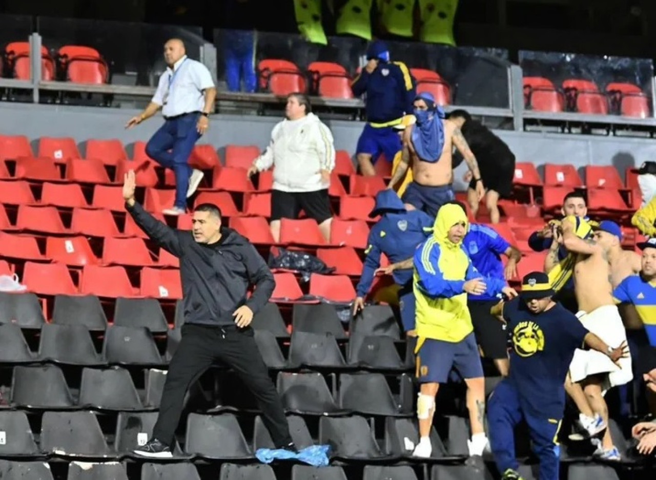 Juan Román Riquelme en medio de los incidentes de Boca - Gimnasia por Copa Argentina. Foto: NA.