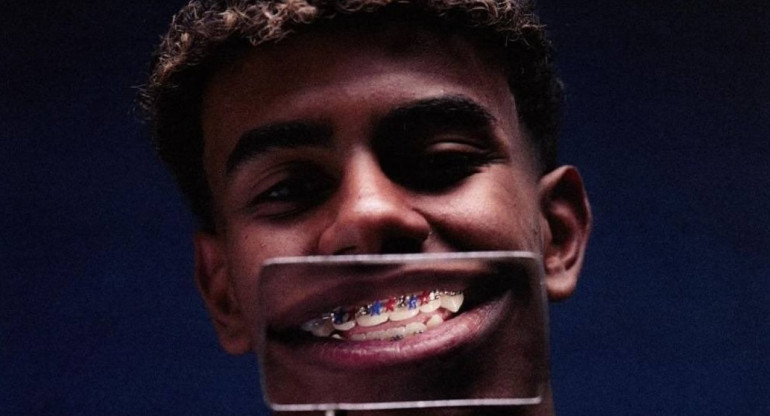 Lamine Yamal con sus brackets de color azulgrana.