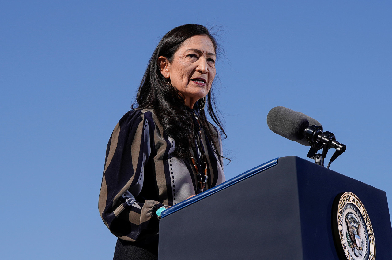 Deb Haaland, secretaria del Interior de Estados Unidos. Foto: Reuters.