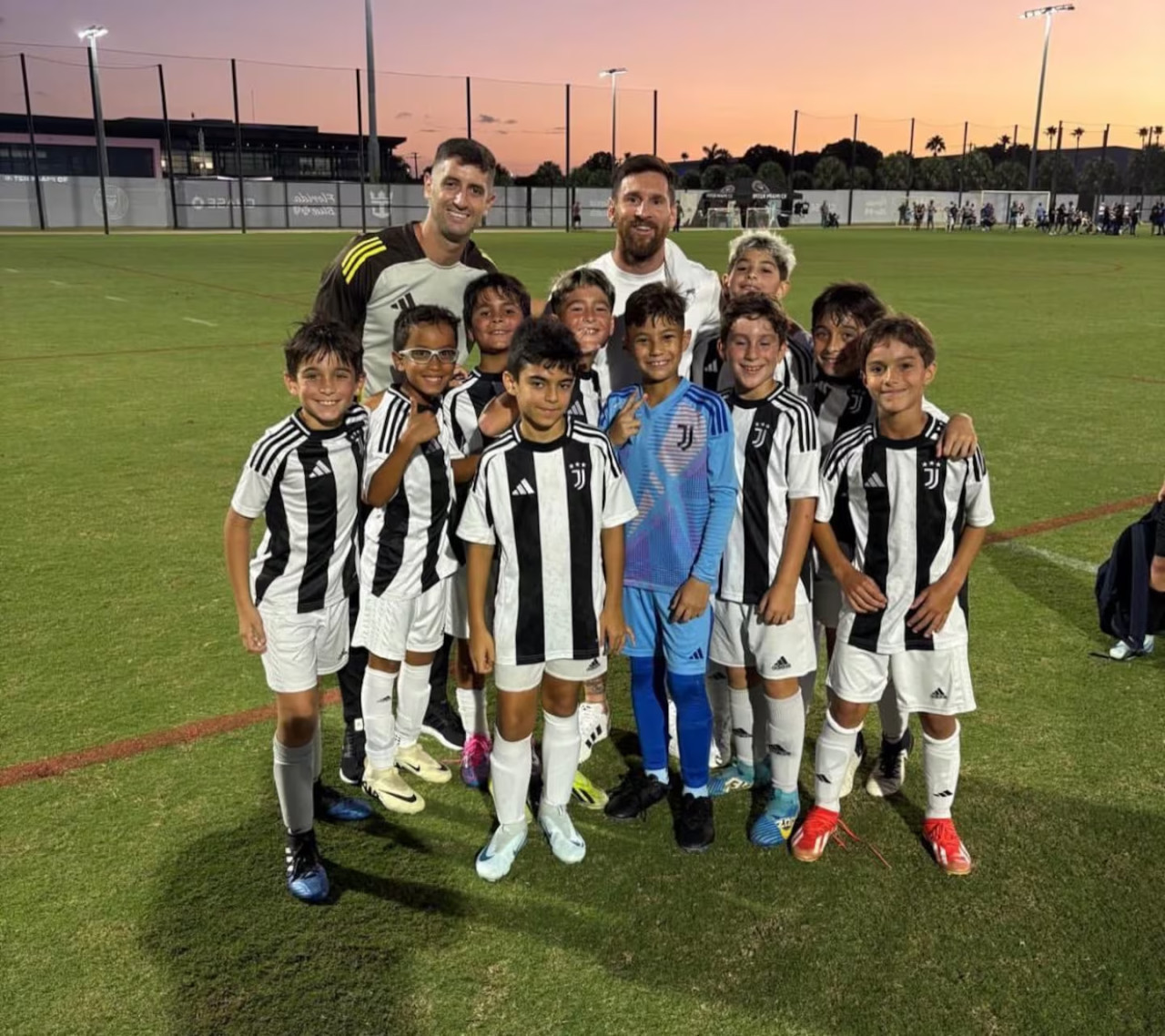 Lionel Messi junto a  la Juventus Miami Academy. Foto: Instagram @juventusacademymiami