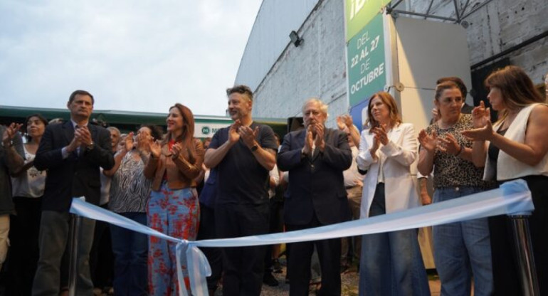 Gustavo Menéndez inauguró la 7° edición de la Feria del Libro de Merlo. Foto: Prensa.