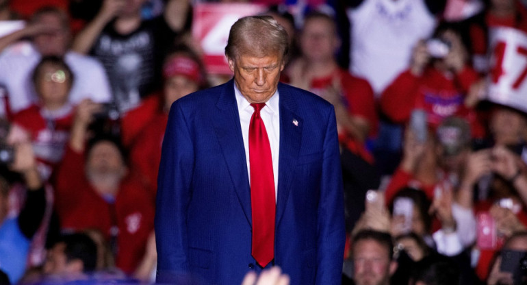 Un Donald Trump cabizbajo en un acto político; elecciones en Estados Unidos. Foto: Reuters