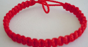 Pulsera roja contra la envidia. Foto: X.