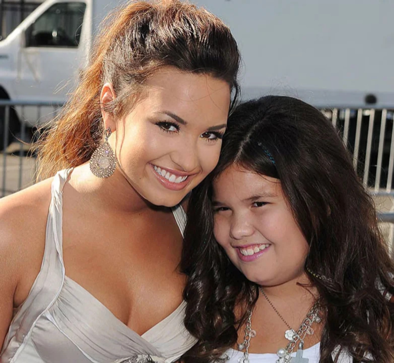 Demi Lovato junto a su hermana menor cuando eran más pequeñas. Foto: NA.