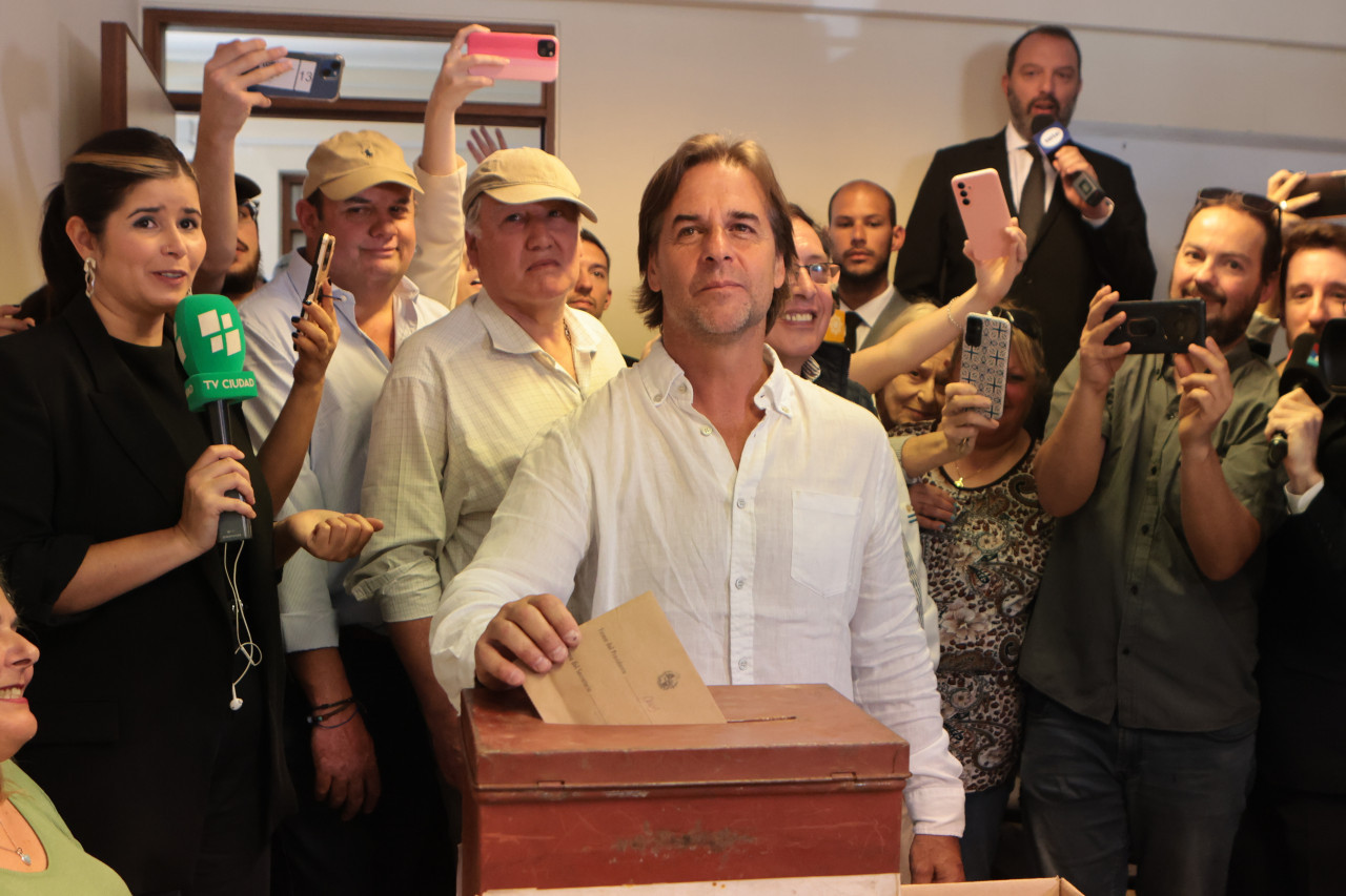 Luís Lacalle Pou ya emitió su voto. Foto: EFE.