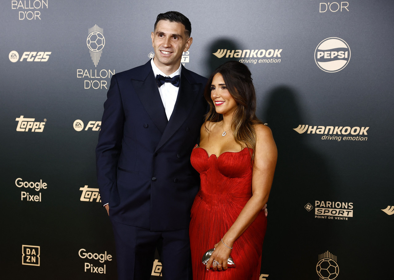 Emilano Martínez junto a su esposa Mandinha. Foto: Reuters.