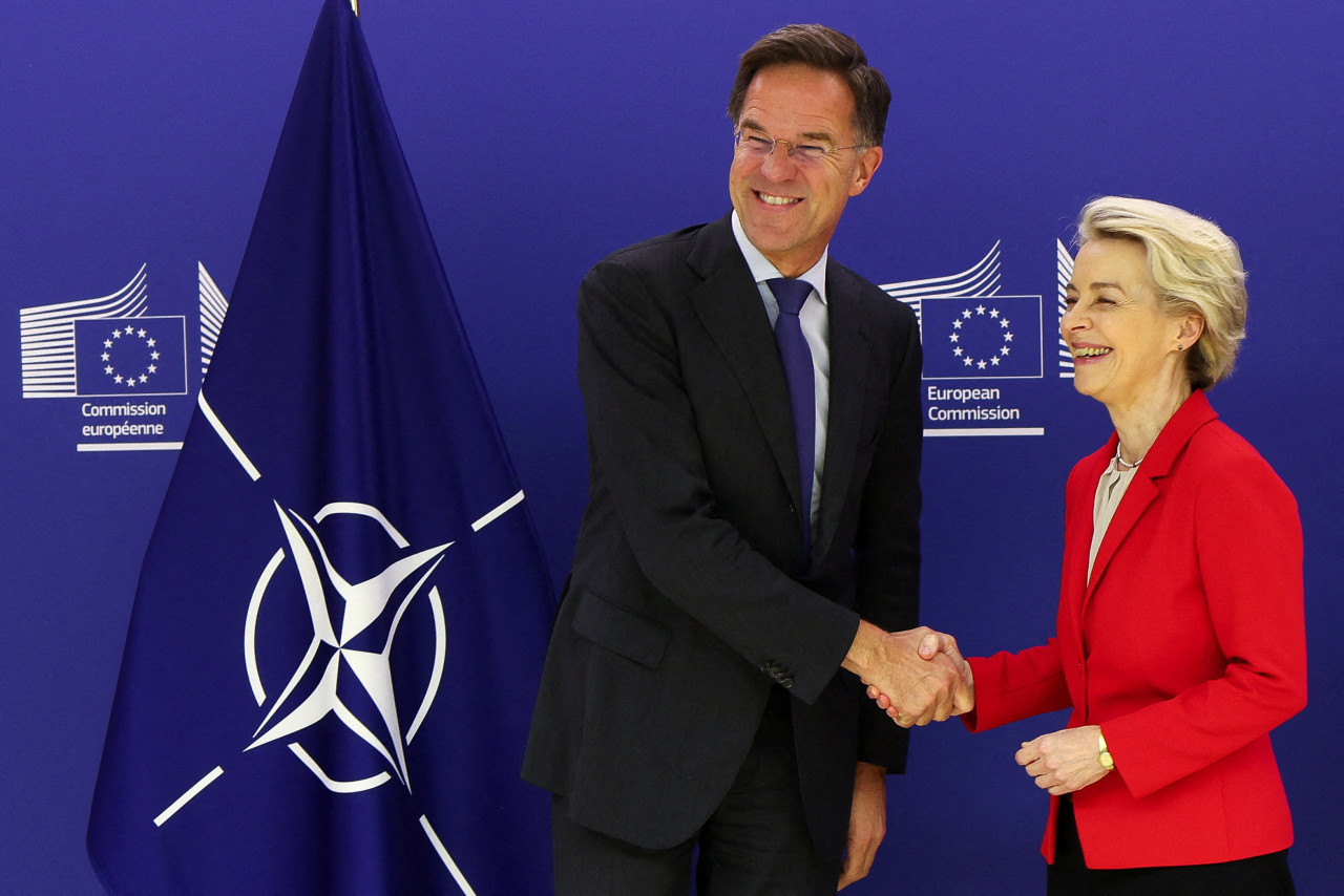 Ursula von der Leyen, presidenta de la Comisión Europea (CE), y Mark Rutte, secretario general de la OTAN. Foto: Reuters.