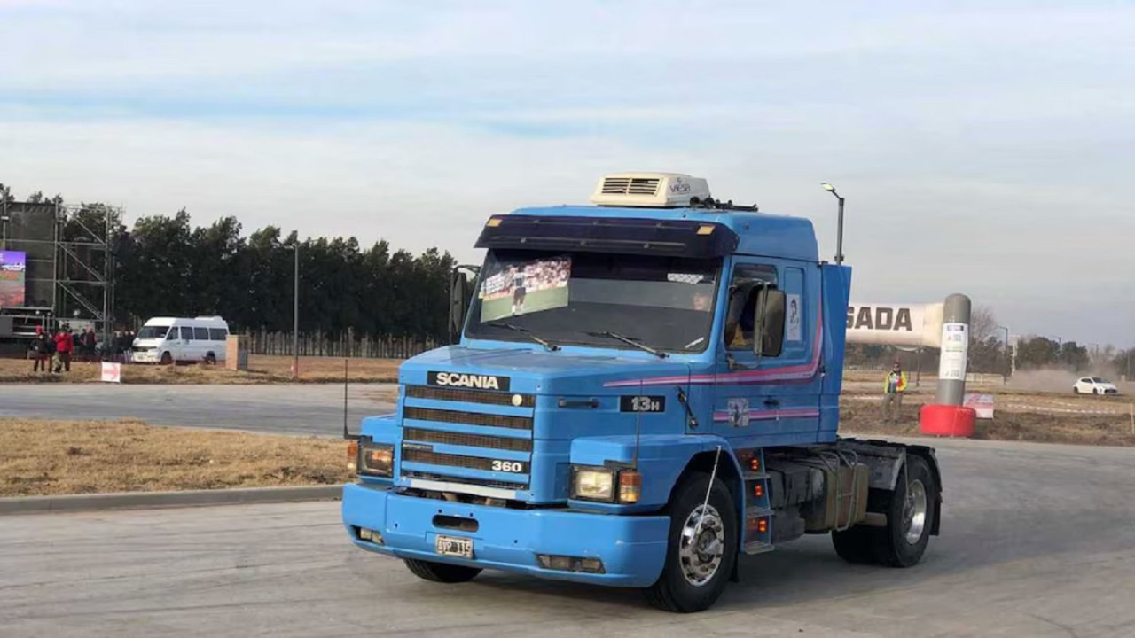 El camión Scania que usó Diego Maradona para llegar a un entrenamiento. Foto: Gentileza Motor1.