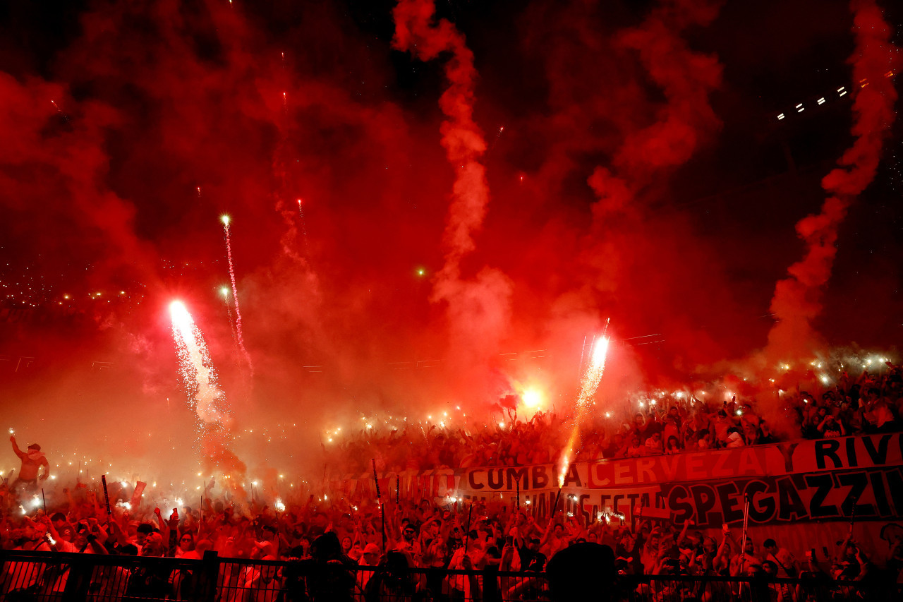 Pirotecnia en el River - Atlético Mineiro por la Copa Libertadores. Foto: REUTERS.