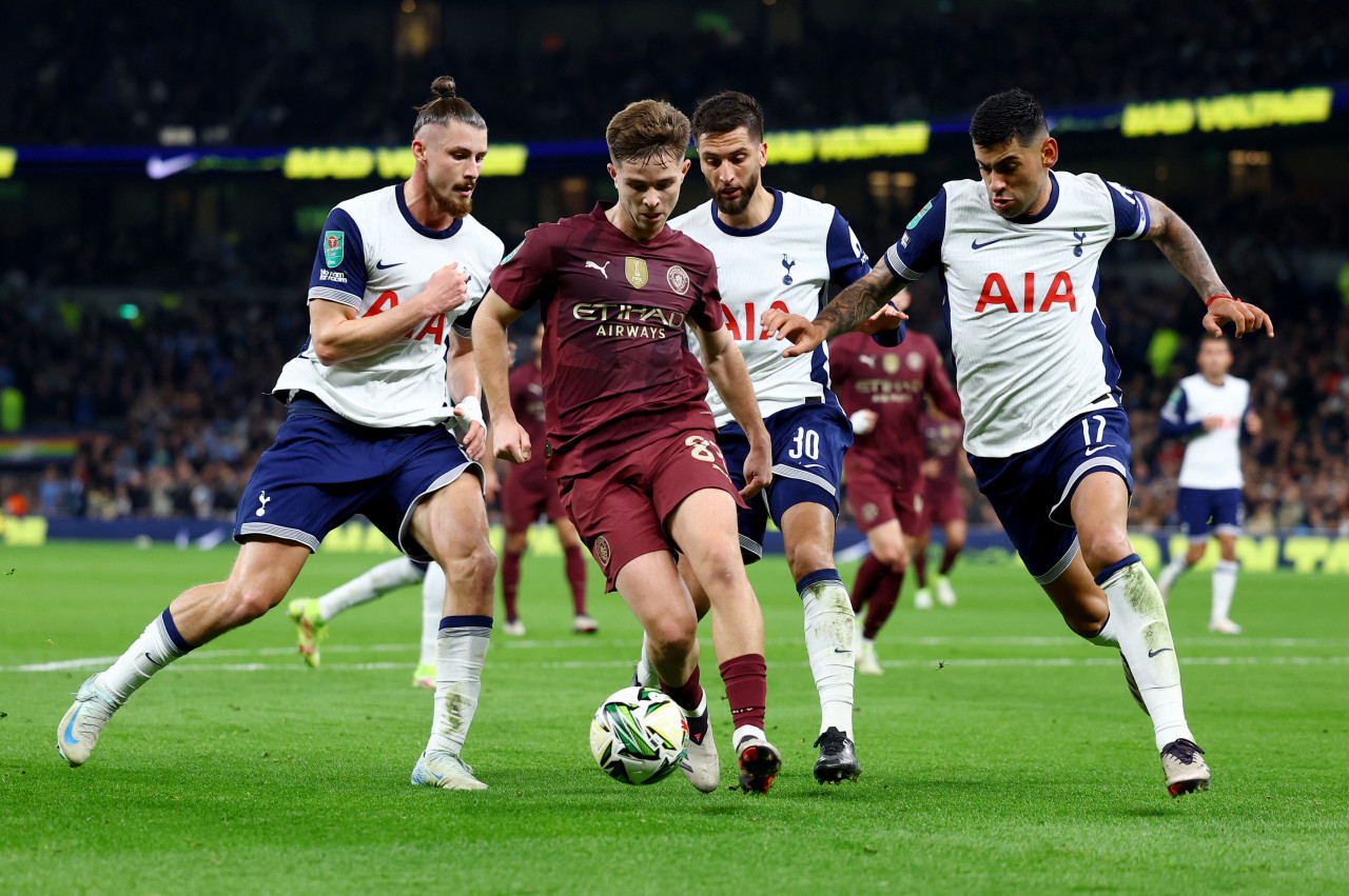 Cuti Romero en acción frente al Manchester City en la Carabao Cup. Foto: Reuters.