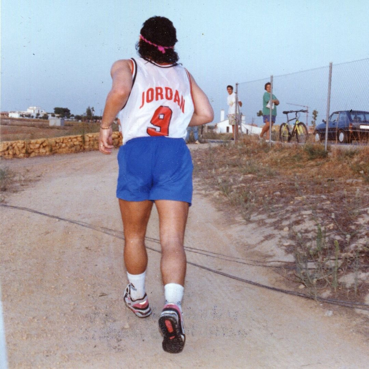 Diego Armando Maradona con la camiseta de Michael Jordan. Foto: Instagram @LosBulls