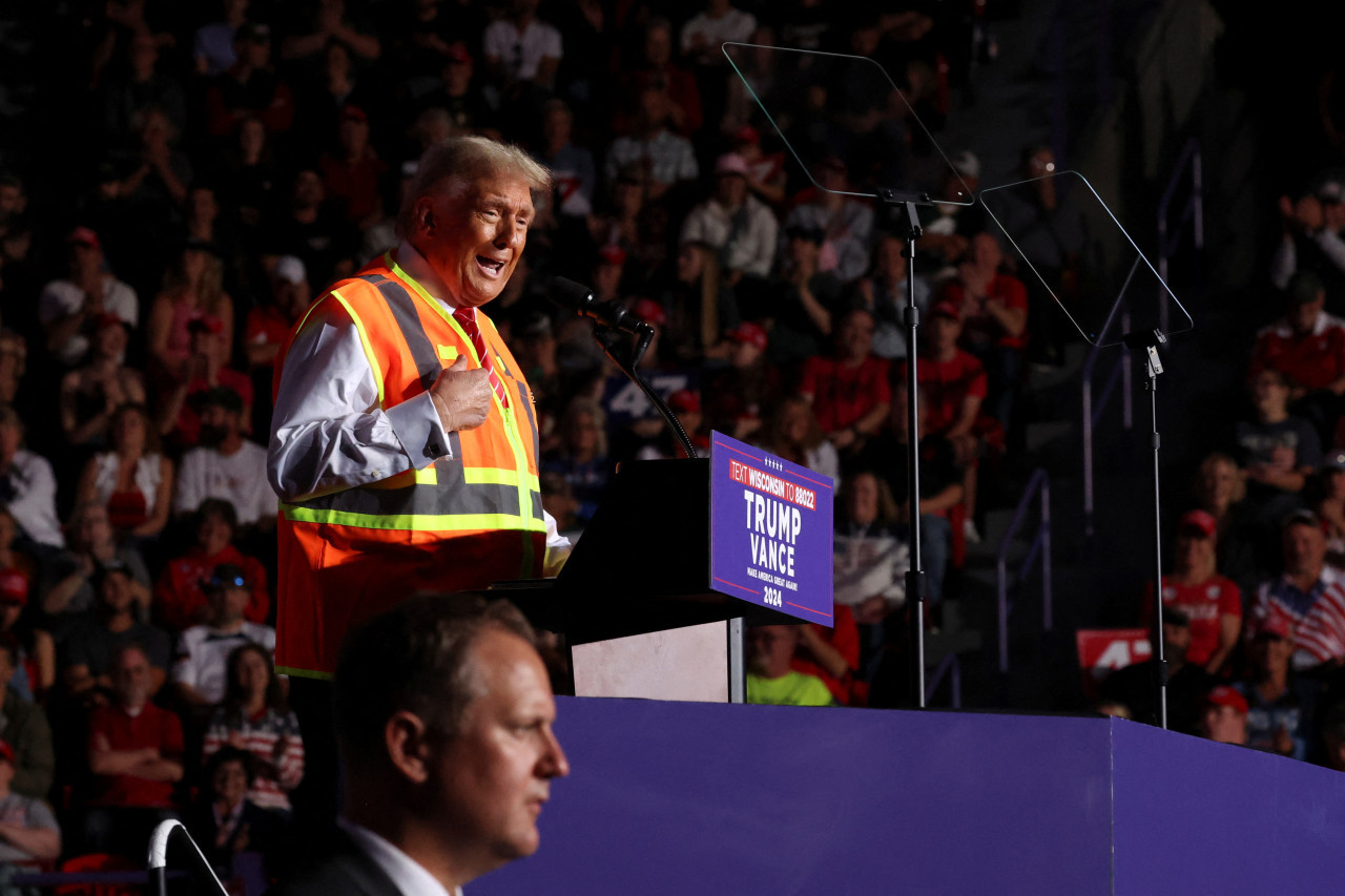 Donald Trump con un chaleco reflectante. Foto: Reuters.