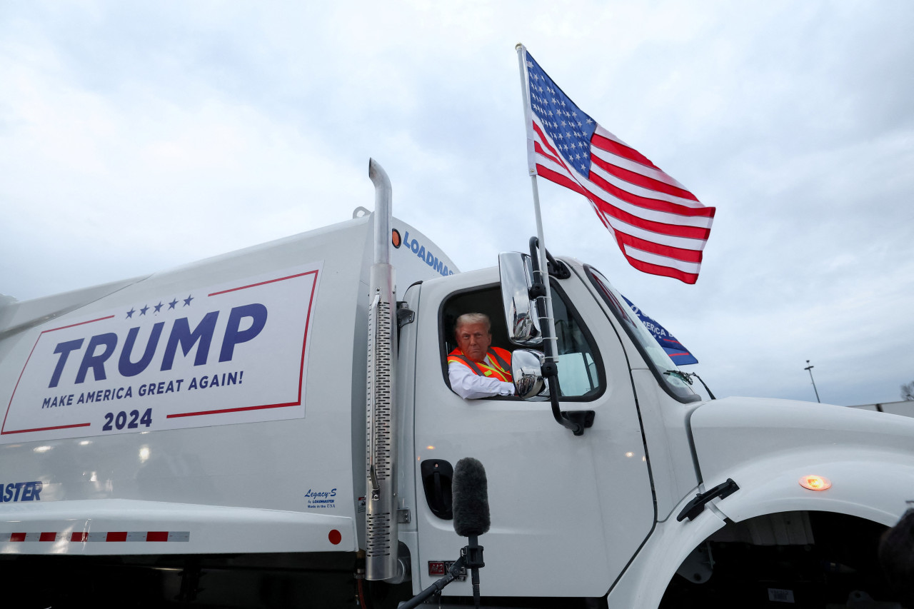 Donald Trump llegó a un acto de campaña en un camión de basura. Foto: Reuters.