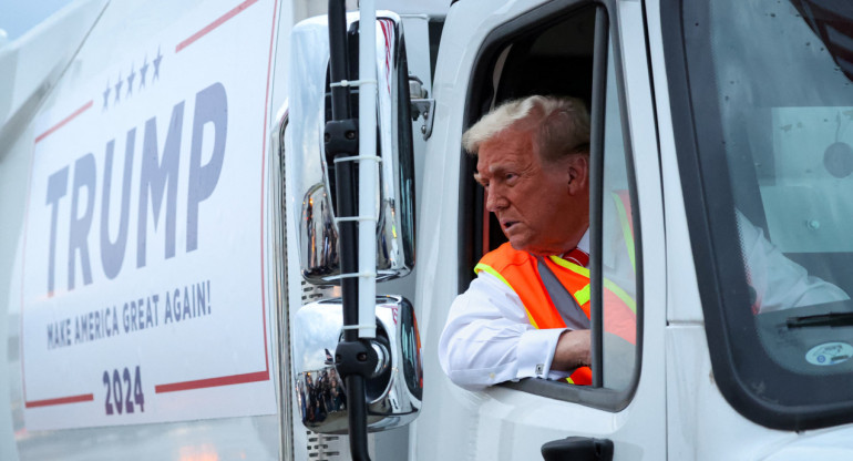 Donald Trump llegó a un acto de campaña en un camión de basura. Foto: Reuters.