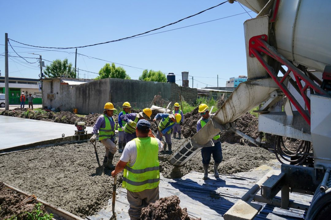 Andrés Watson monitoreó la construcción de nuevos asfaltos en Villa Argentina.