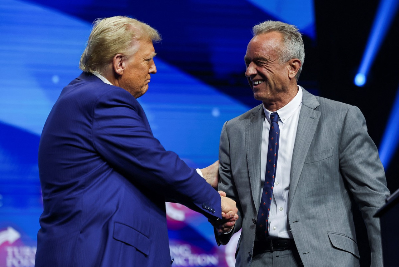 El saludo entre Donald Trump y Robert Kennedy Jr. Foto: Reuters.