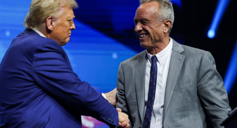 El saludo entre Donald Trump y Robert Kennedy Jr. Foto: Reuters.