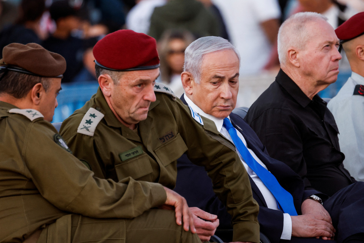 Benjamín Netanyahu junto a altos mandos del Ejército de Israel. Foto: REUTERS.