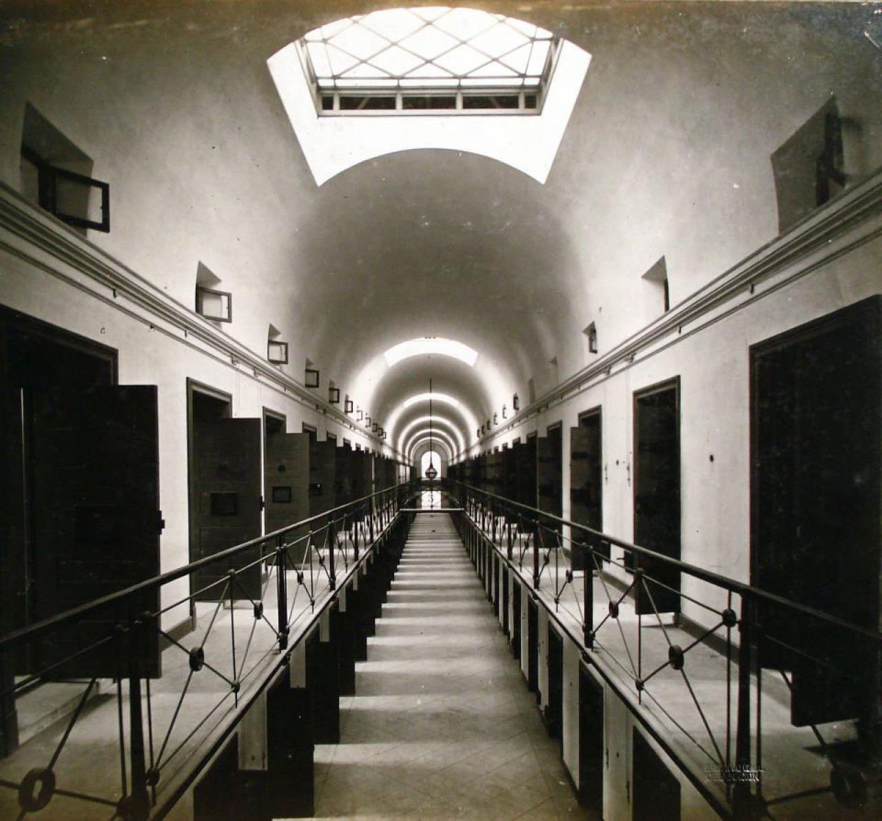 Interior de un pabellón de la “nueva” Penitenciaría Nacional, en 1877