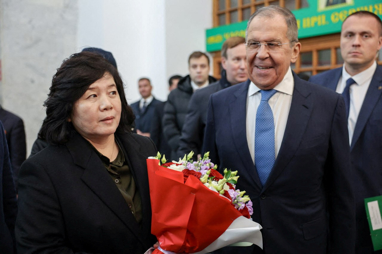 Choe Son-hui y Serguéi Lavrov. Foto: Reuters.