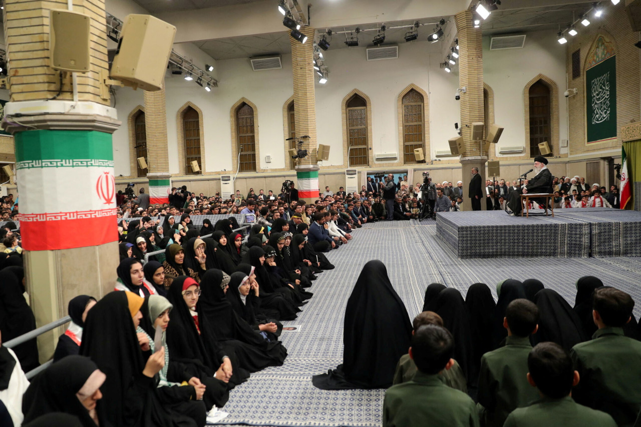 Ali Jameneí, líder supremo de Irán ante estudiantes. Foto: REUTERS.