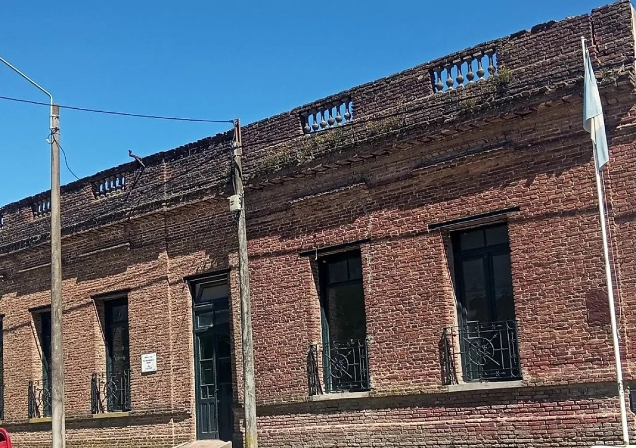 Fachada de uno de los edificios emblema. Foto: Instagram @puebleando.arg