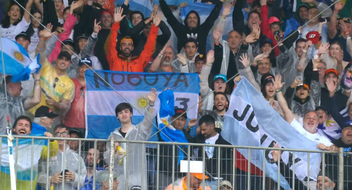 Hinchas argentinos apoyando a Colapinto en Brasil. Foto: X @F1