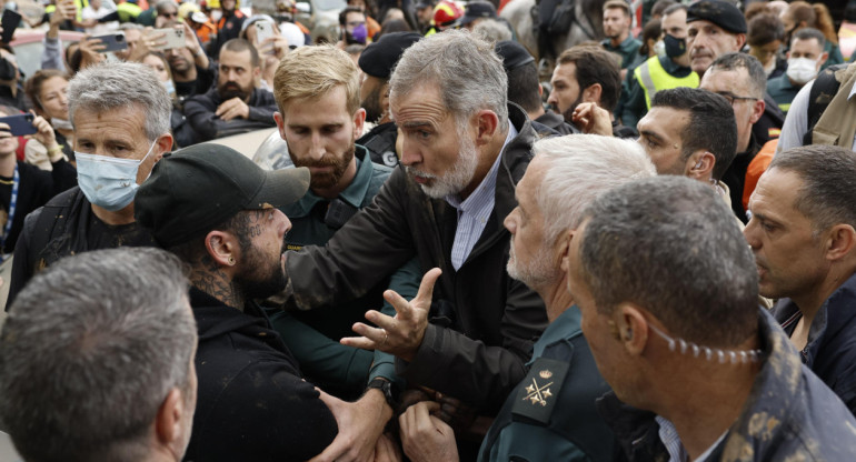 insultan y lanzan barro a la comitiva de los reyes de España en el epicentro del temporal en Valencia. EFE