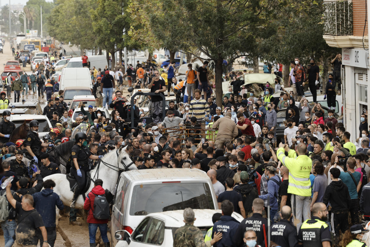 insultan y lanzan barro a la comitiva de los reyes de España en el epicentro del temporal en Valencia. EFE