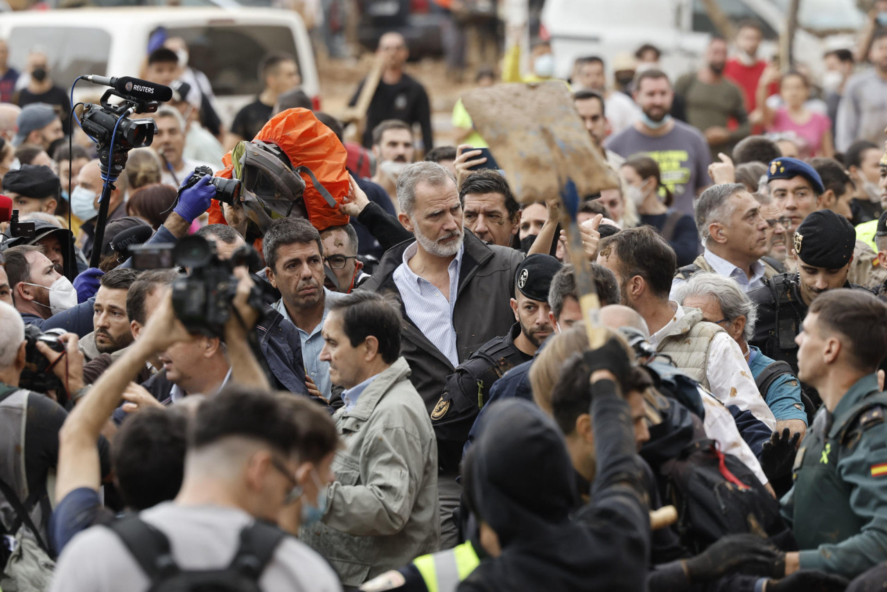 insultan y lanzan barro a la comitiva de los reyes de España en el epicentro del temporal en Valencia. EFE