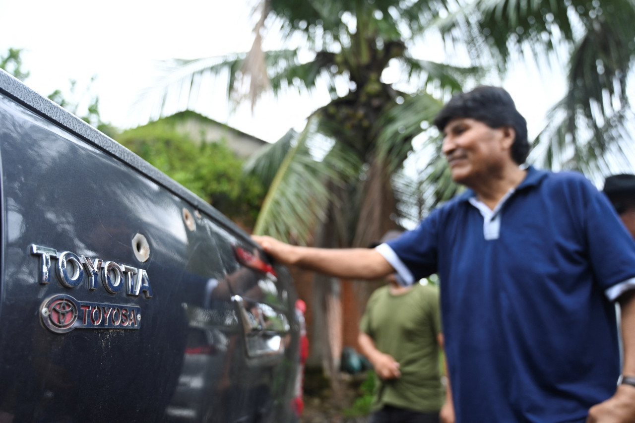 Orificios de bala en la camioneta que transportaba a Evo Morales. Foto: Reuters.