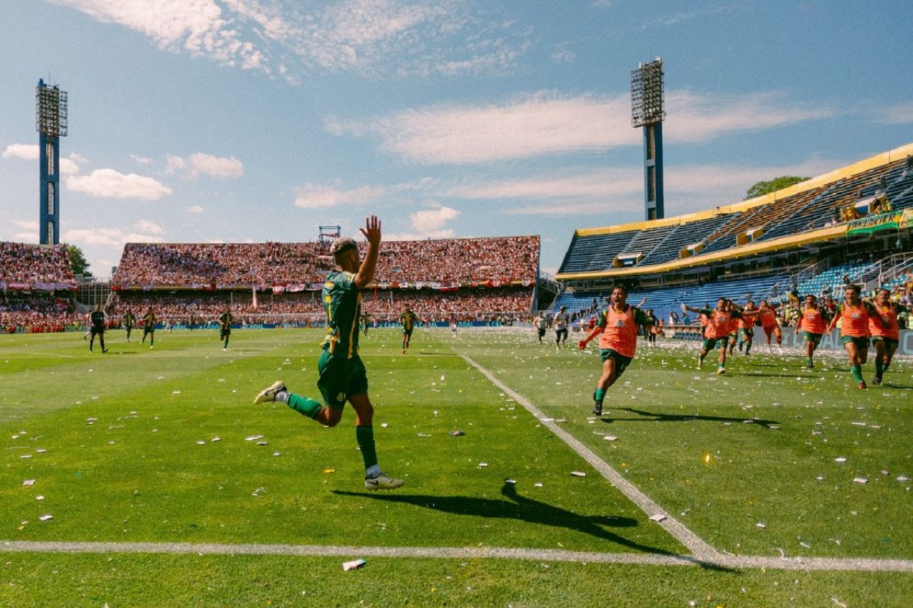 Aldosivi venció 2 a 0 a San Martín (T) y volvió a Primera. Foto: Instagram @aldosivi_oficial.