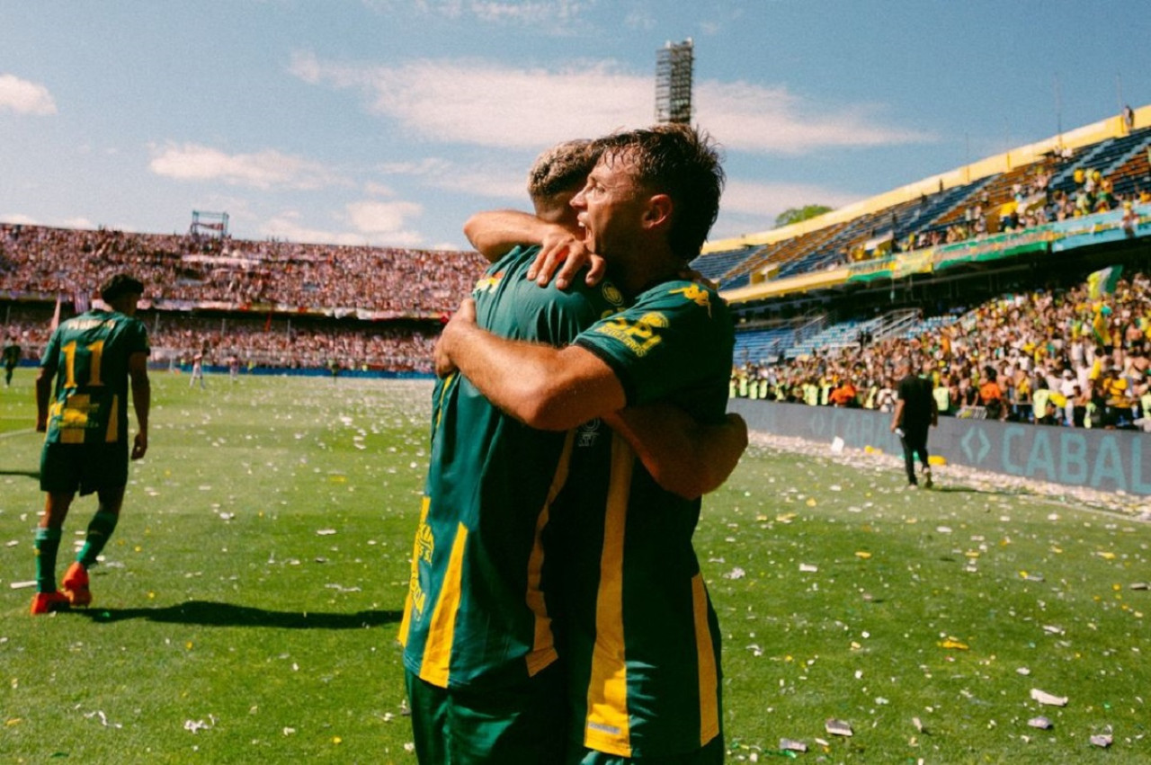 El festejo de Aldosivi, que vuelve a Primera tras dos años en la B. Foto: Instagram @aldosivi_oficial.