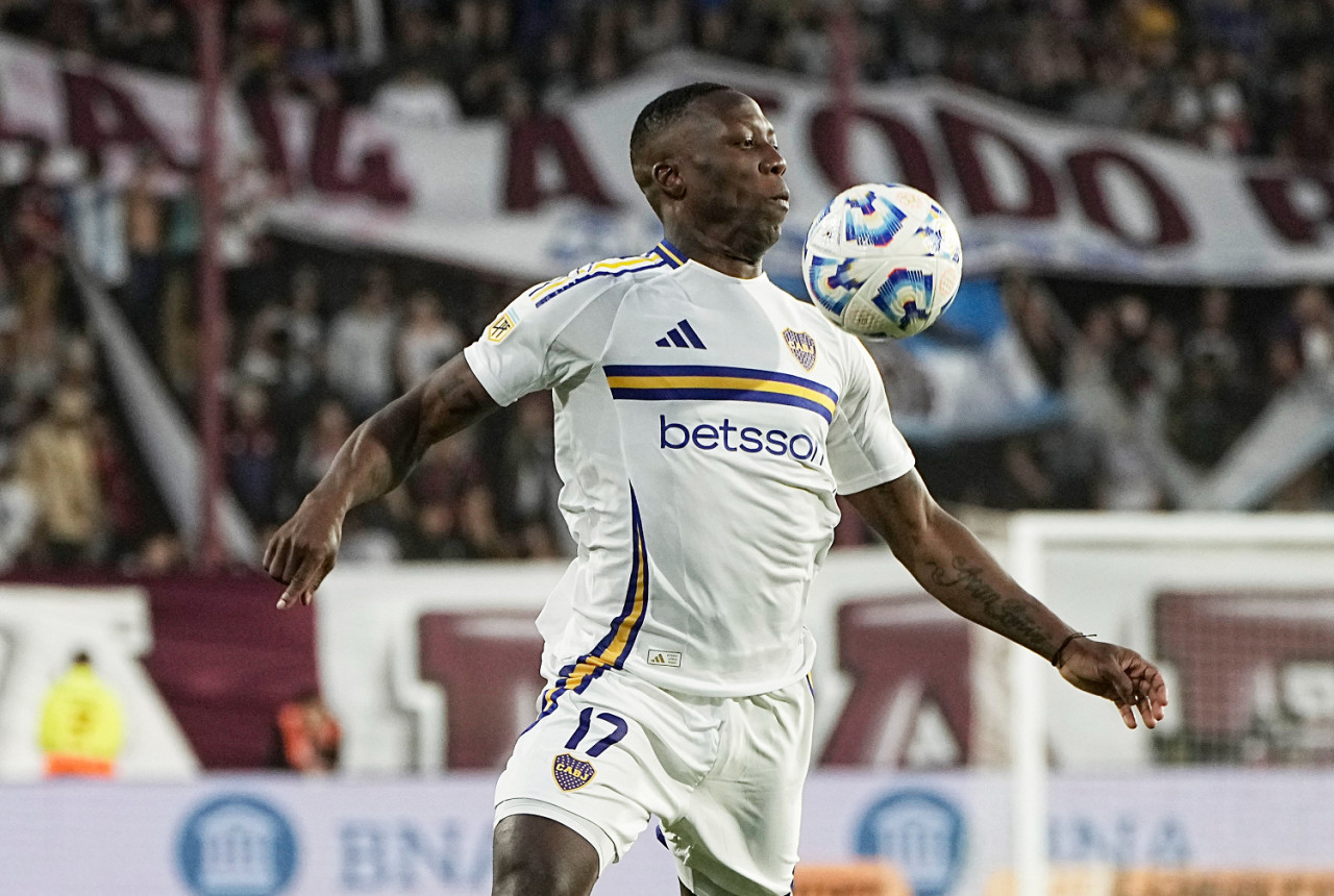 Luis Advíncula; Boca vs Lanús. Foto: X @BocaJrsOficial