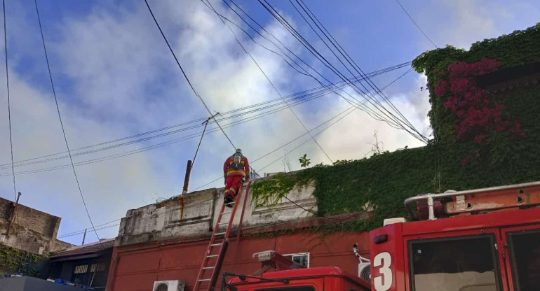 Incendio en un conventillo en La Boca. Foto: X MarceloBaio2.