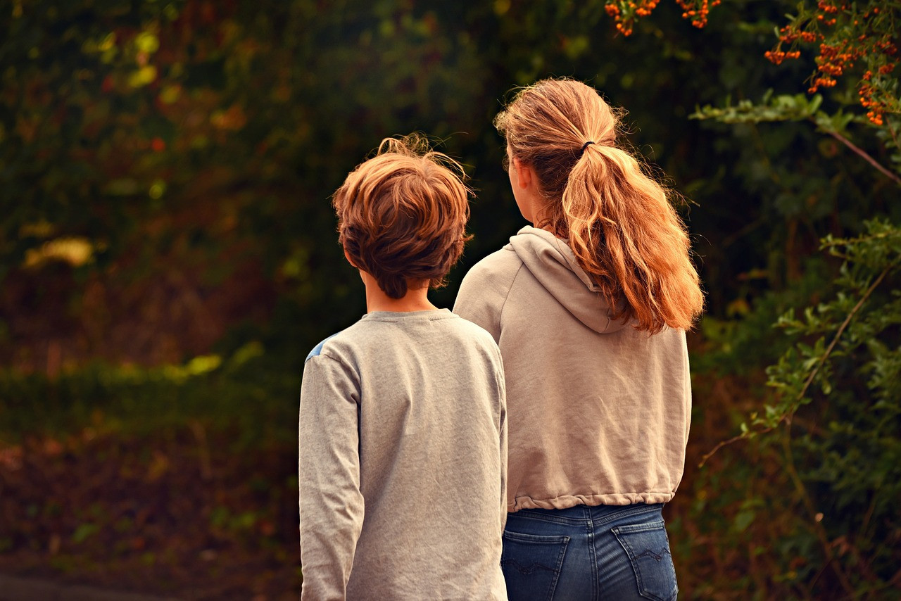 Hermanos, familia. Foto: Pexels.