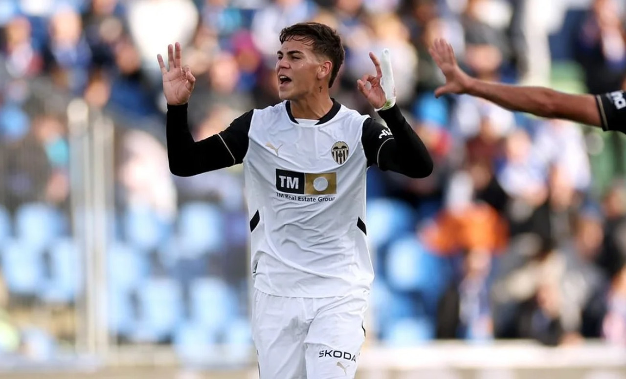 Enzo Barrenechea con la camiseta de Valencia. Foto: NA.