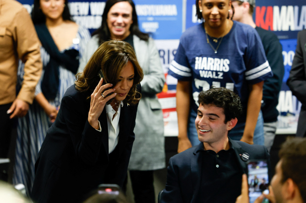 Kamala Harris llamando a votantes en la sede demócrata. Foto: REUTERS.