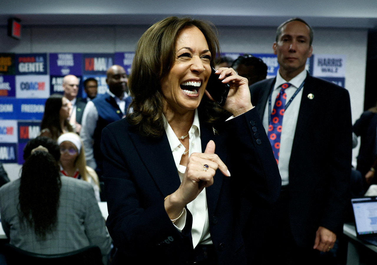 Kamala Harris llamando a votantes en la sede demócrata. Foto: REUTERS.