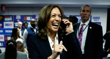 Kamala Harris llamando a votantes en la sede demócrata. Foto: REUTERS.