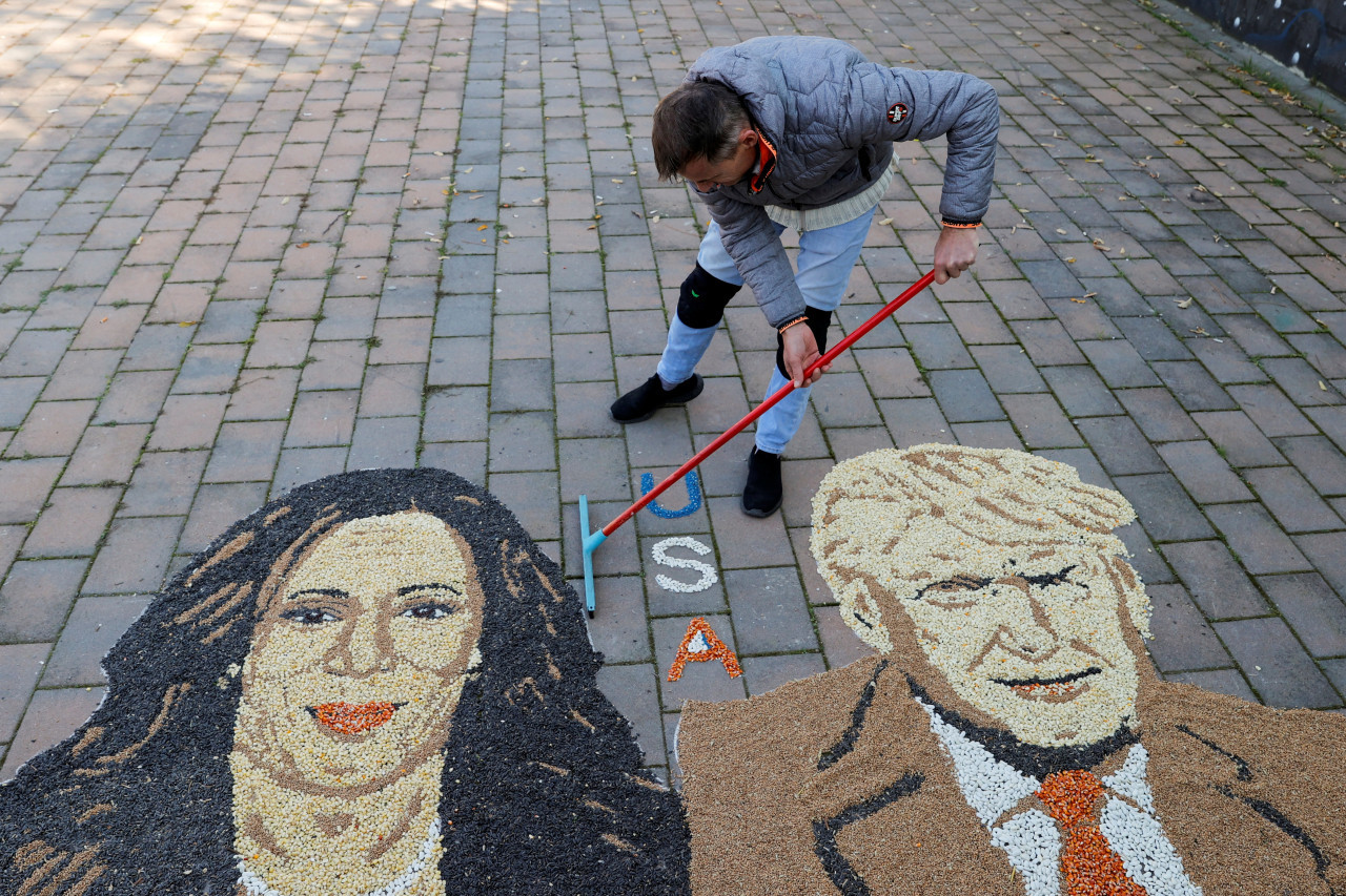 Mosaicos de los candidatos en Kosovo. Foto: Reuters.