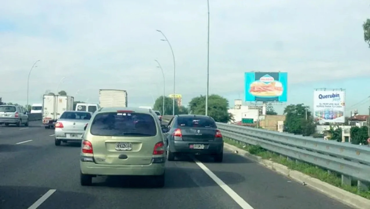 Aumentó la multa por circular en la banquina. NA