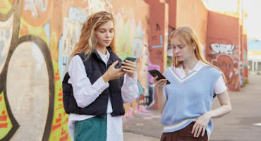 Adolescentes con celulares. Foto: Pexels.