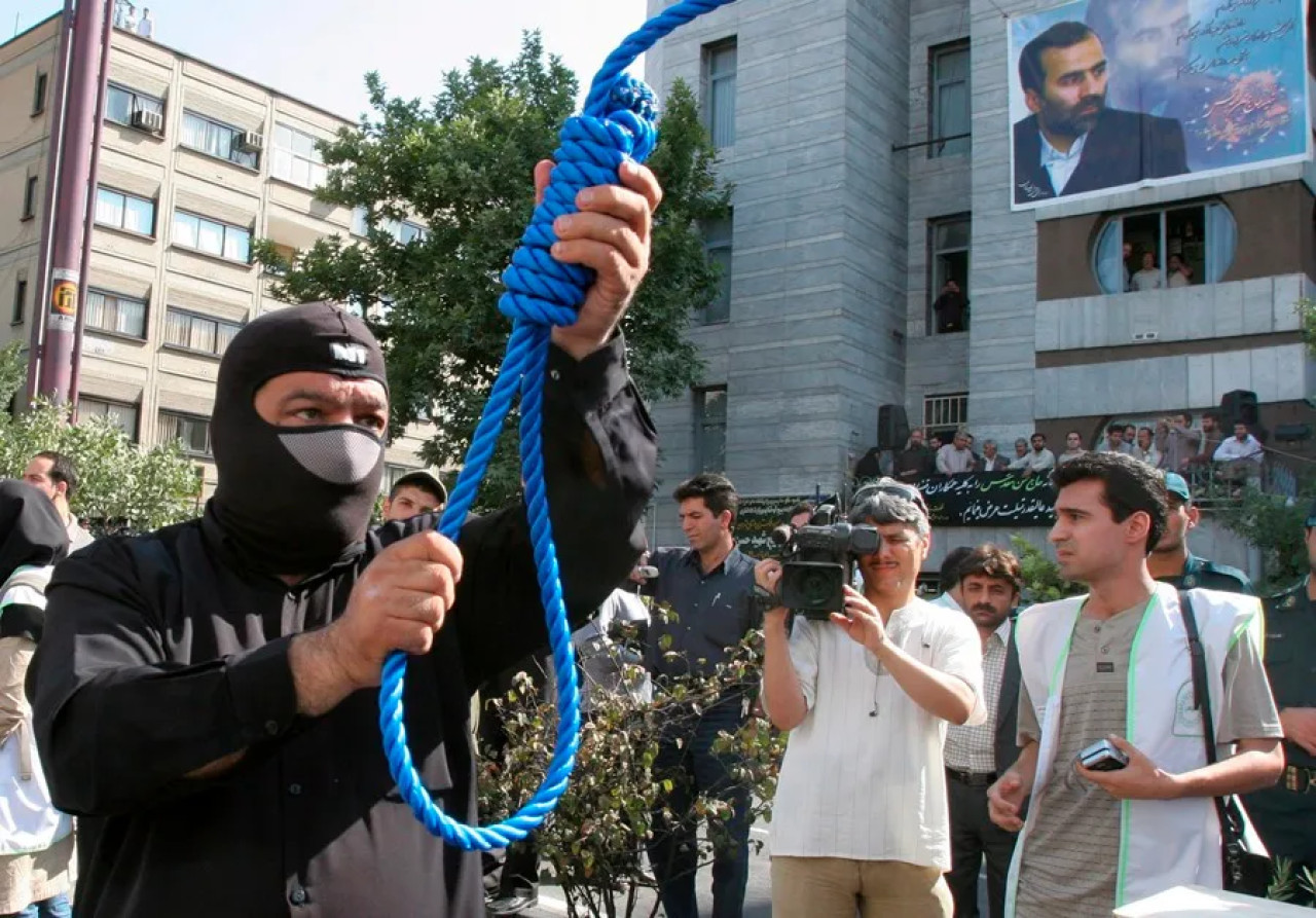 Un policía iraní prepara una ejecución pública en Teherán. Foto: EFE.