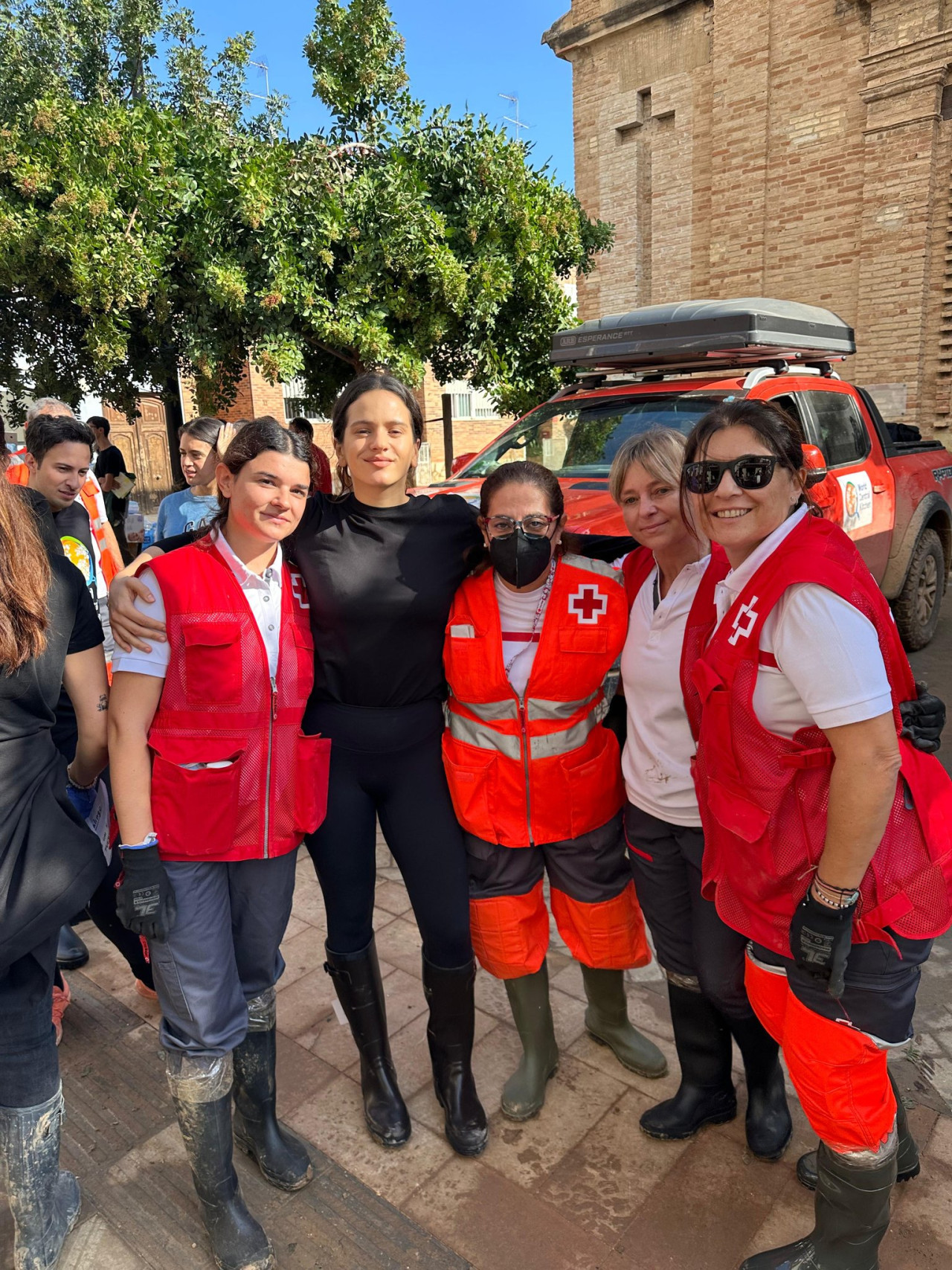 Rosalía ayudando a los afectados por la DANA en Valencia. Foto: X/MOTOMAMlTOUR