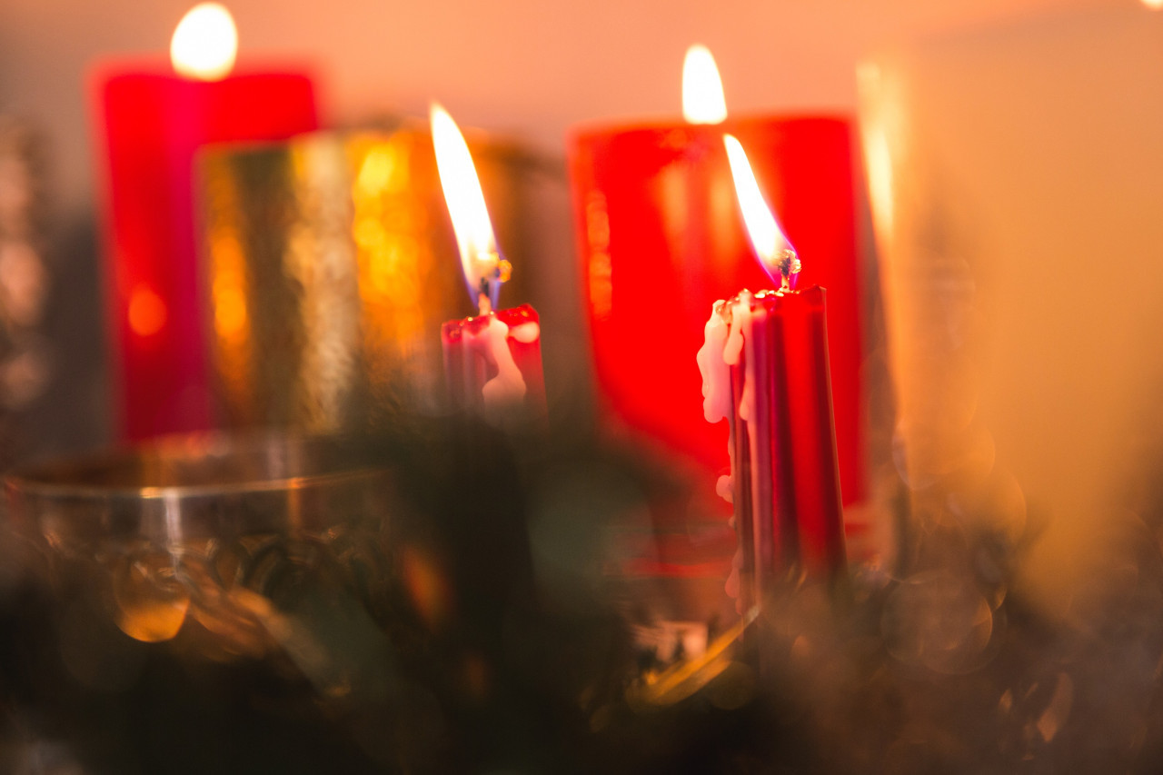 Ritual, vela roja, vela. Foto: Freepik.