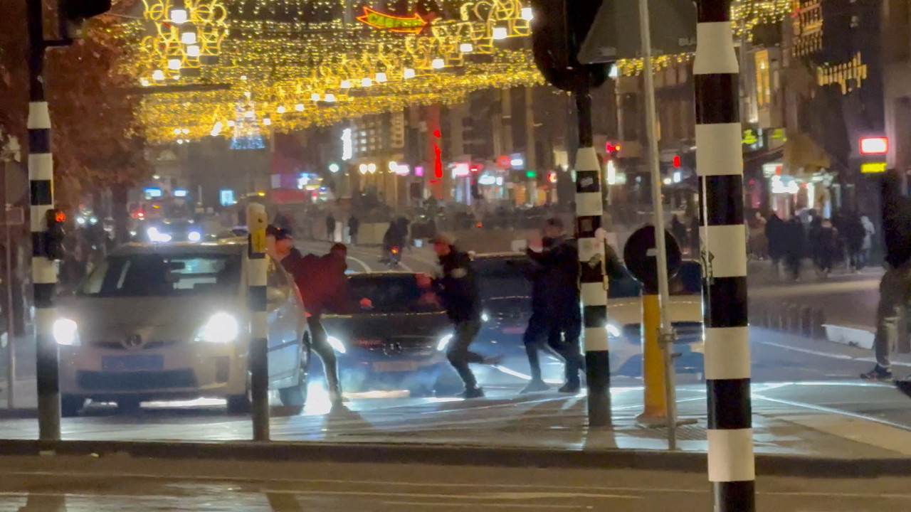 Incidentes contra hinchas del Maccabi Haifa en Amsterdam. Foto: REUTERS.